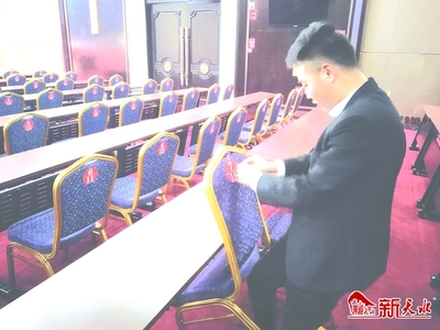 两会幕后 会务工作人员的服务精神